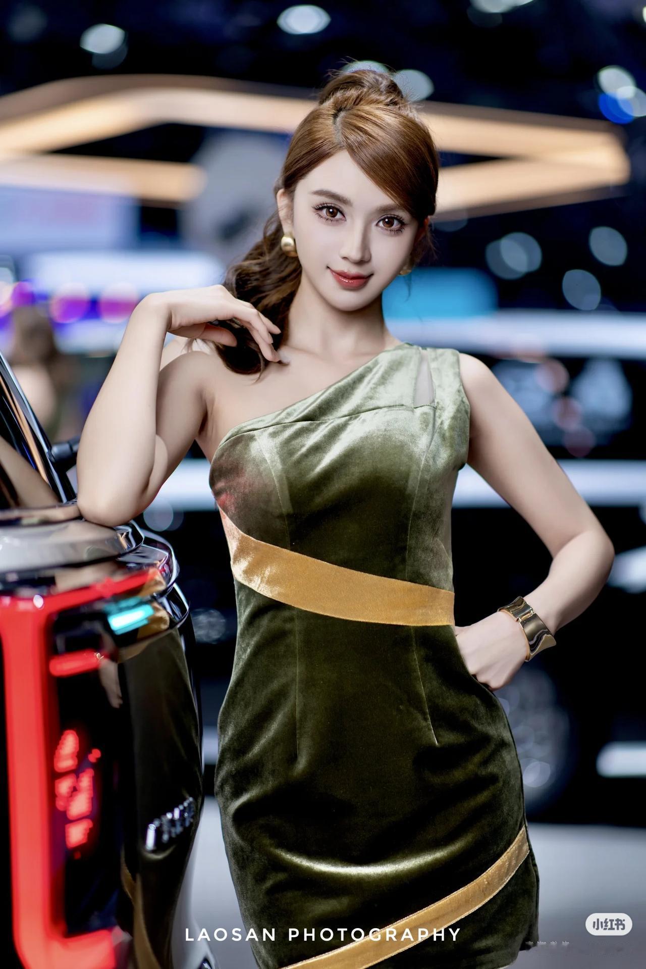 优雅与性感，你会怎么选美女车模穿搭写真