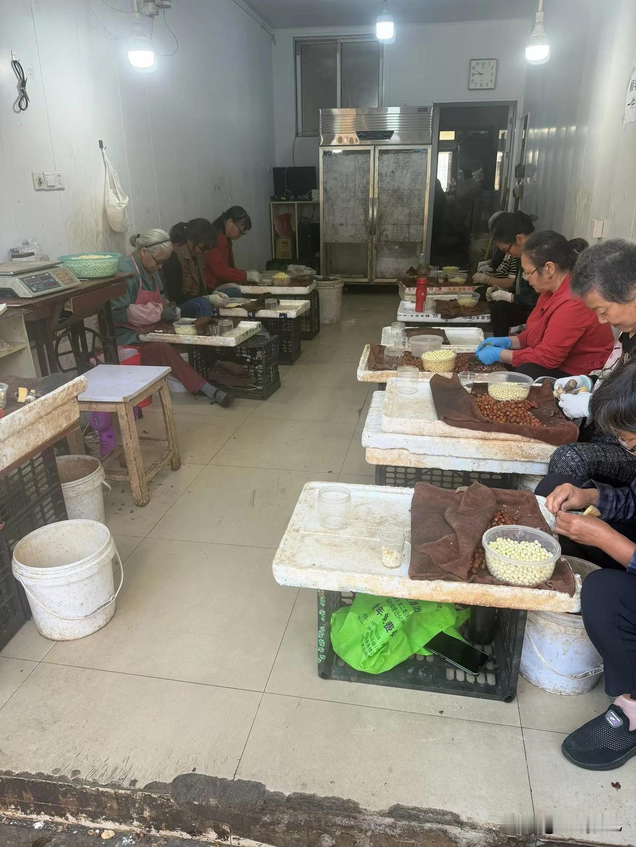 贵是真的贵，原来苏州的鸡头米，竟然是好多老太太一粒一粒地剥出来的，而且剥好的和没
