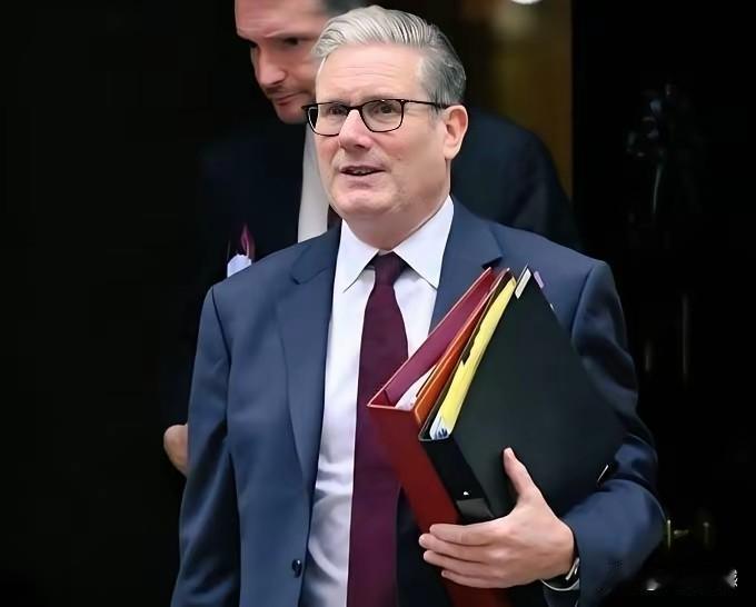 英国首相斯塔默因为任命曼德尔森的这个事，已经陷入了政治风波之中，从目前掌握的情况