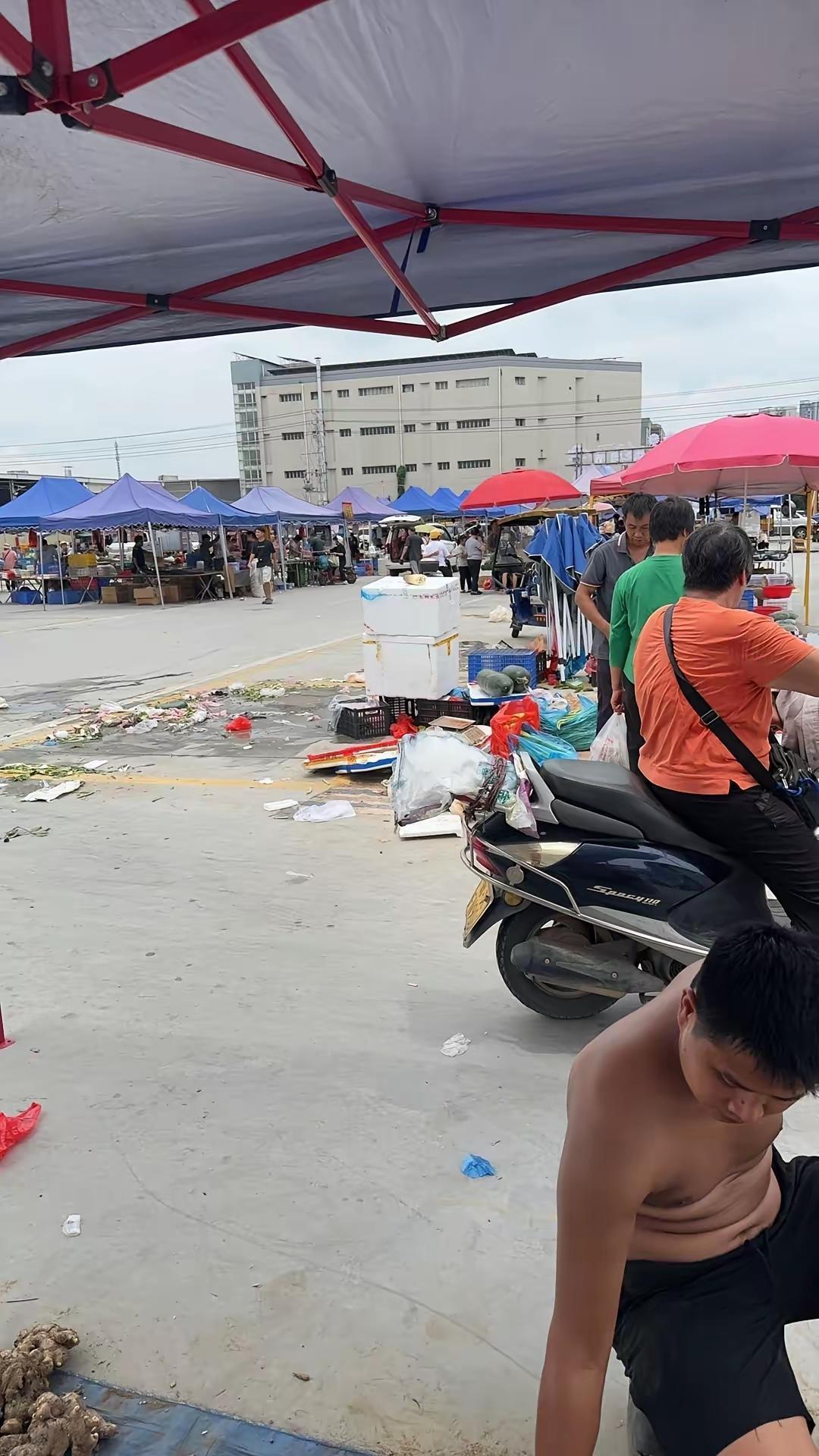 逛菜市场真的很考验心态，就因为嫌葡萄价格偏高选择不买，居然遭到摊主的言语回怼，实