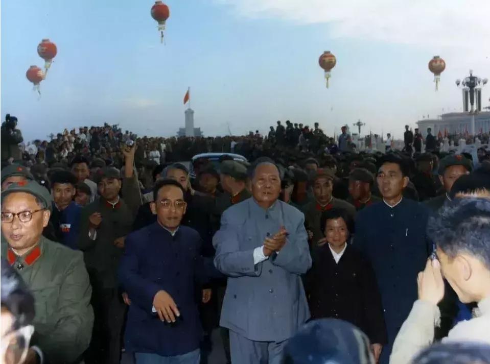 毛主席的皮拖鞋！
从1949年开始穿，一晃就是二十来个春秋 。
日子久了，鞋面那