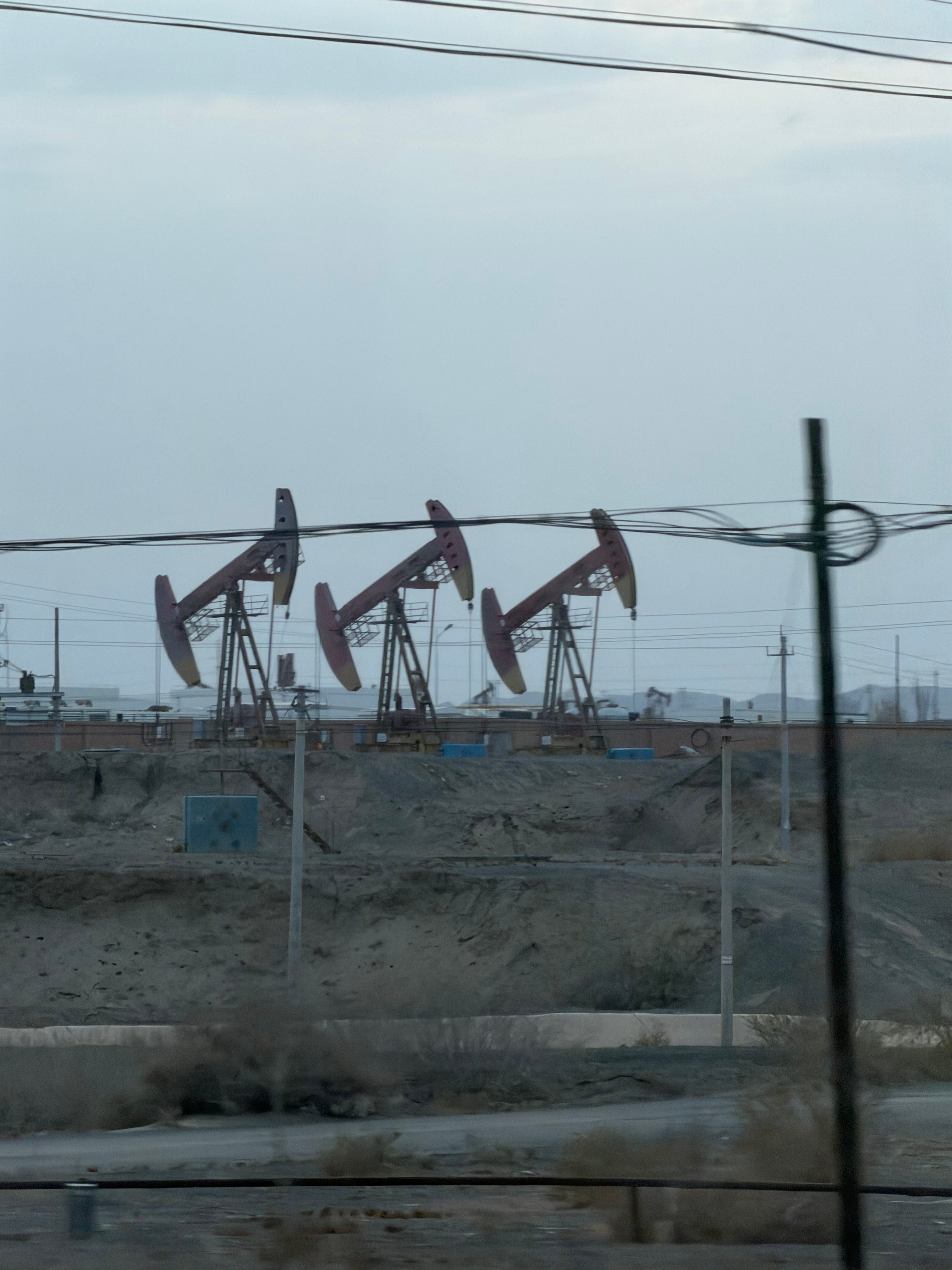 第一次见到了活的油井……还在动，之前见到的都是红色警戒里的油井要派工程师占住的 