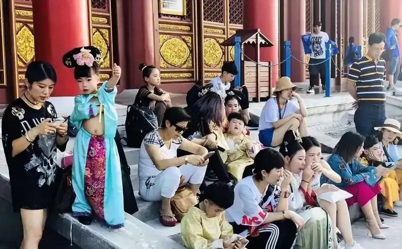 为什么咱们现在天天喊着扩大内需，但大家还是紧紧捂着钱包？很多人觉得老百姓爱存钱，