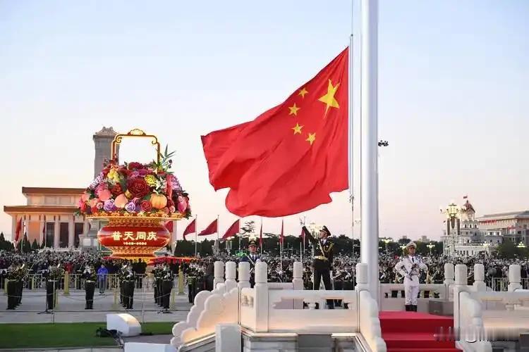 全网刷屏！北京、南昌、成都多地升旗现场破圈，老外直呼震撼：中国人的爱国，是刻进骨