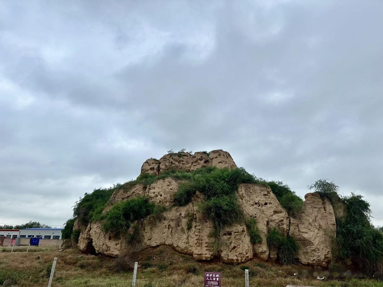 在陕北高原与毛乌素沙地交汇处，有一座被时光打磨的镇子。它叫安边，这个名字里藏着最