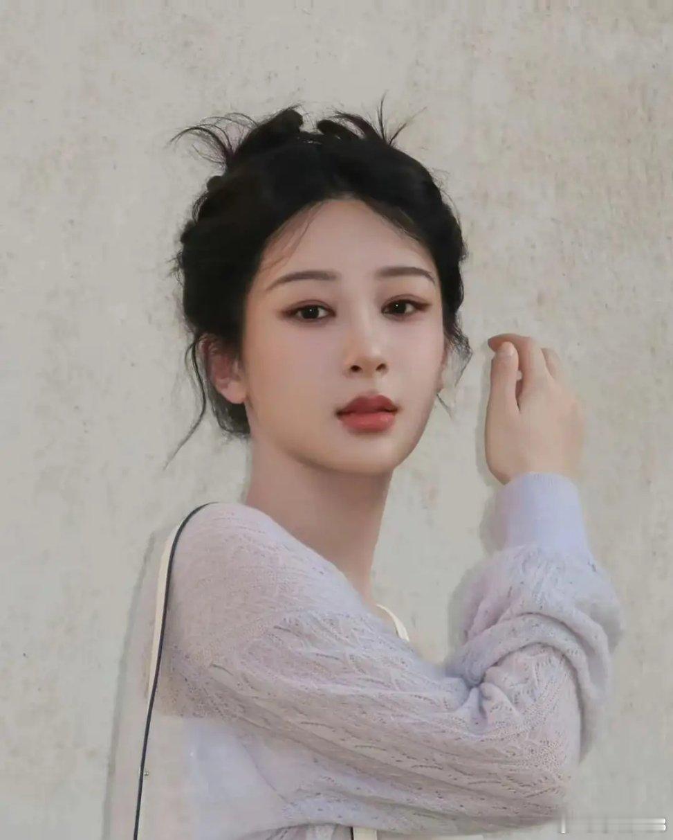 杨紫李现致金疙瘩海报 要说娱乐圈最忙、最努力的人杨紫说第一没人敢反驳吧前脚还在高