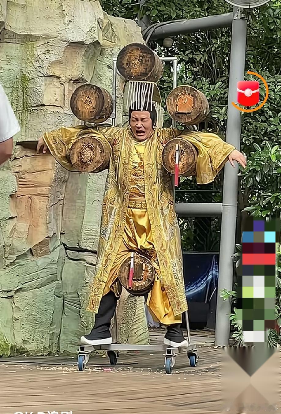 很好奇， 郑国霖去景区打工一天能赚多少钱，看他样子真的很卖力，大热天的放下明星身