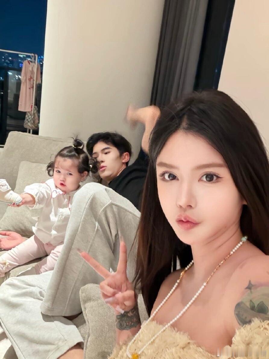 貌合神离却被迫演感情戏，被迫被什么迫，用最直白通俗点的话来说就是：骗观众感情获取