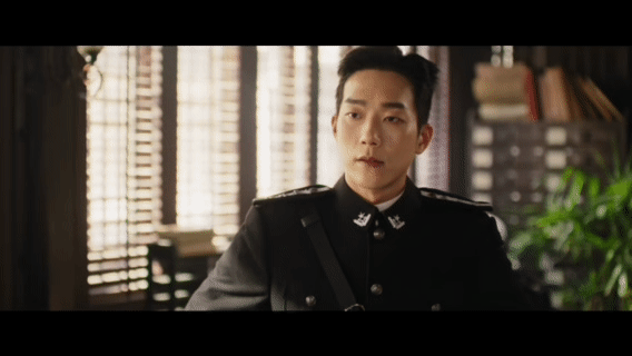 马思超演我离职 元鸿抱着箱子走出警察厅这段。随身衣物水杯全部打包带走，独自离场，