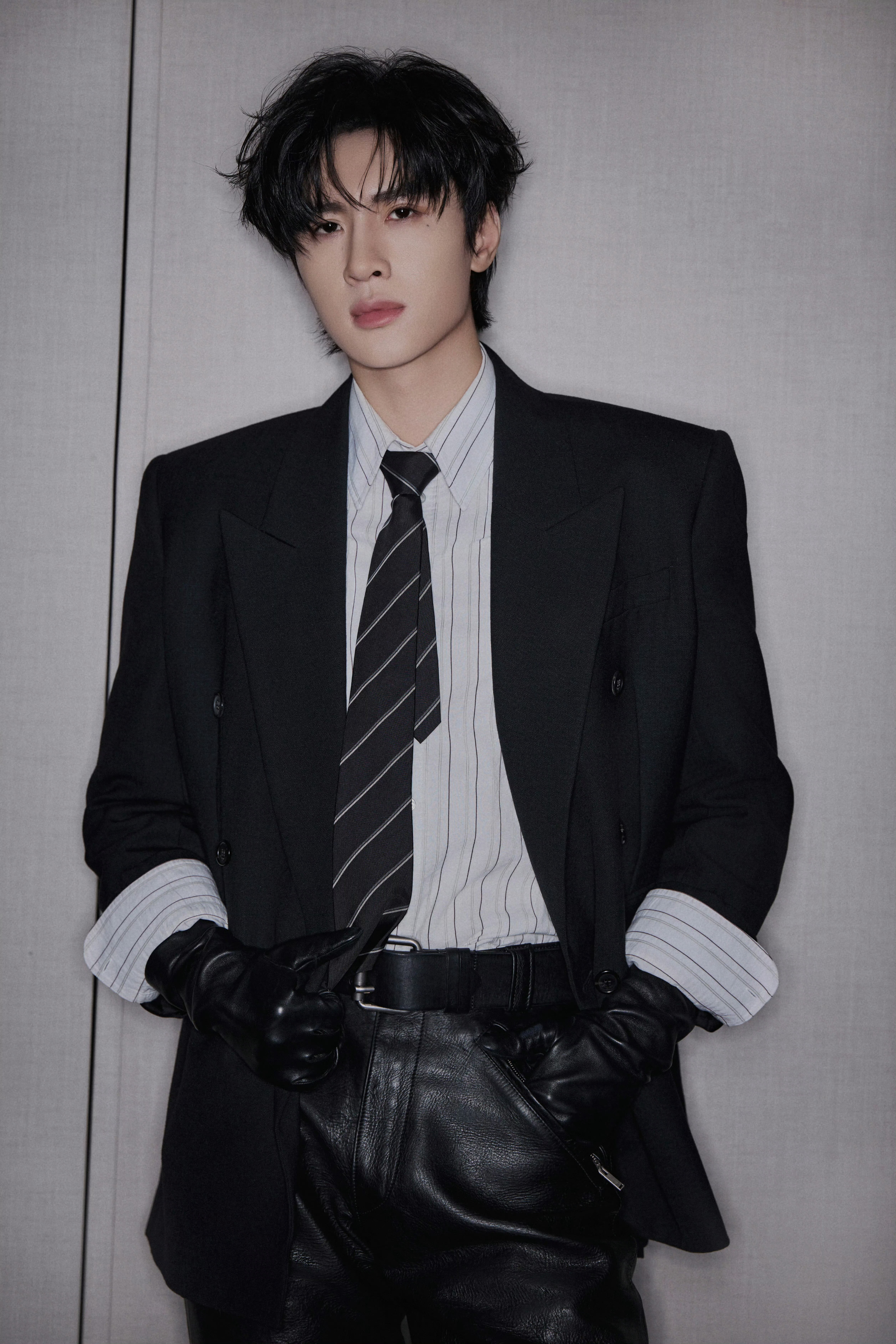 不得不说QQ音乐用的这张展轩头像好特么帅。投TOP看到这张心情好爽。 