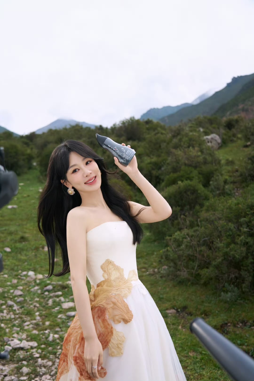 杨紫[超话]杨紫抹胸花瓣白纱裙杨紫白色抹胸纱裙啊啊啊！杨紫太美啦～ ​​​