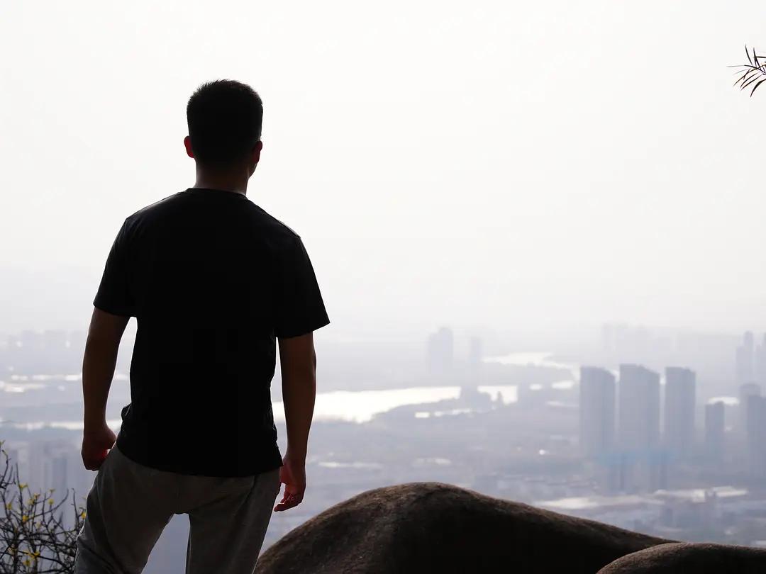 越混越好的人，都懂这9句人情世故：
 
1. 过年过节记得给领导表达心意，不在贵