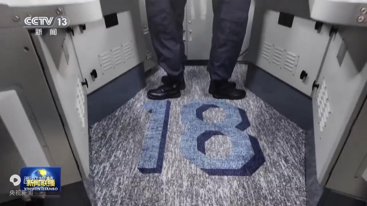 福建舰航母电磁弹射系统工作画面，以及弹射器滑动工作画面。