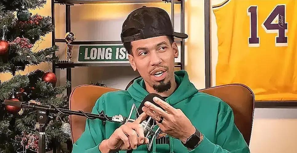 丹尼格林这话，算是把NBA那层窗户纸给捅破了。
 
想当MVP就得会“演”，得“