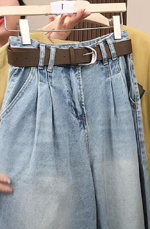 不过网上买衣服看不到实物，很容易出现货不对板的情况，有的衣服图片好看，到手面料单