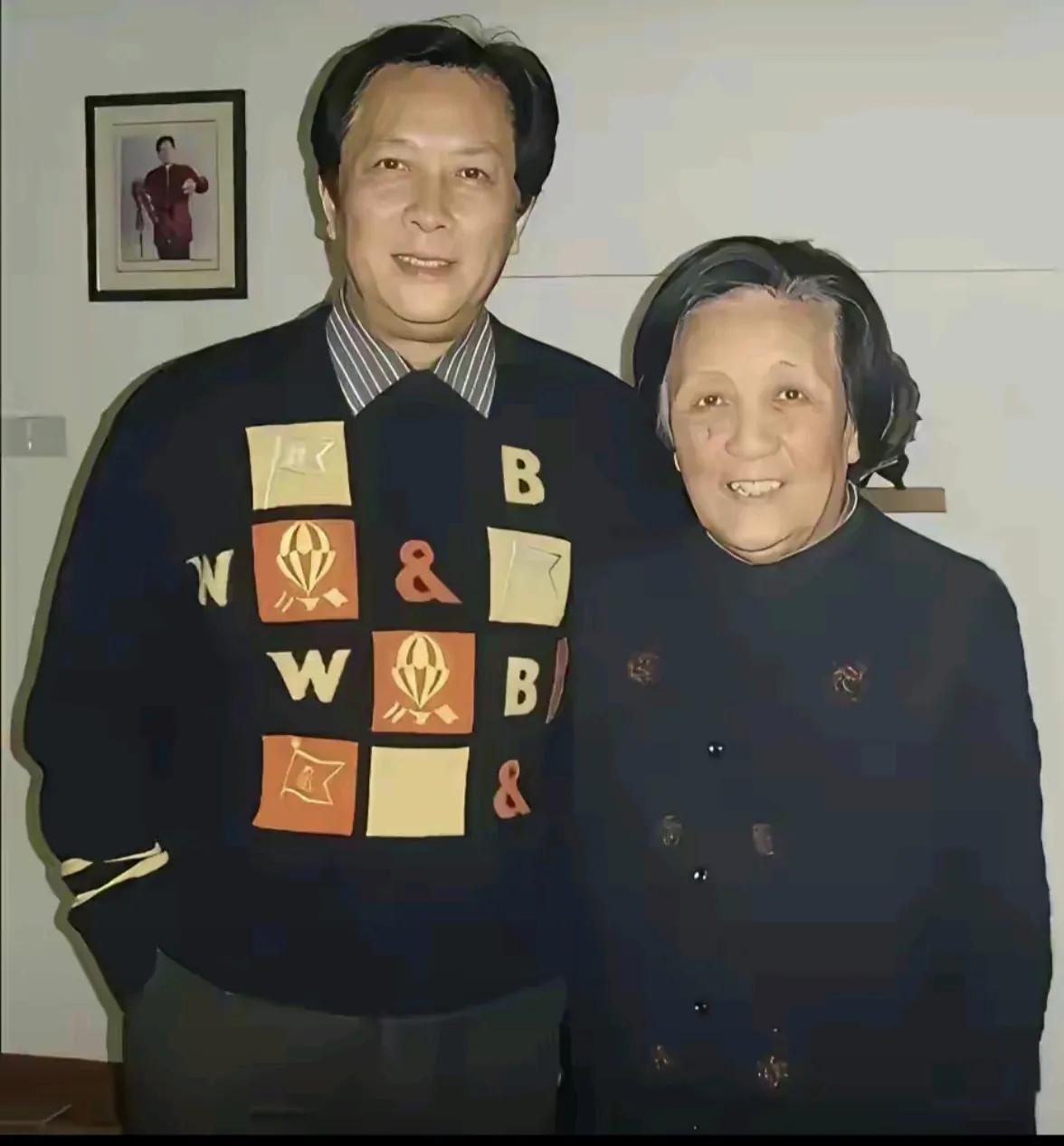 看唐国强和妈妈的同框照，脸盘子、眼睛鼻子和嘴巴，连眉毛的形状都一模一样。难怪都说