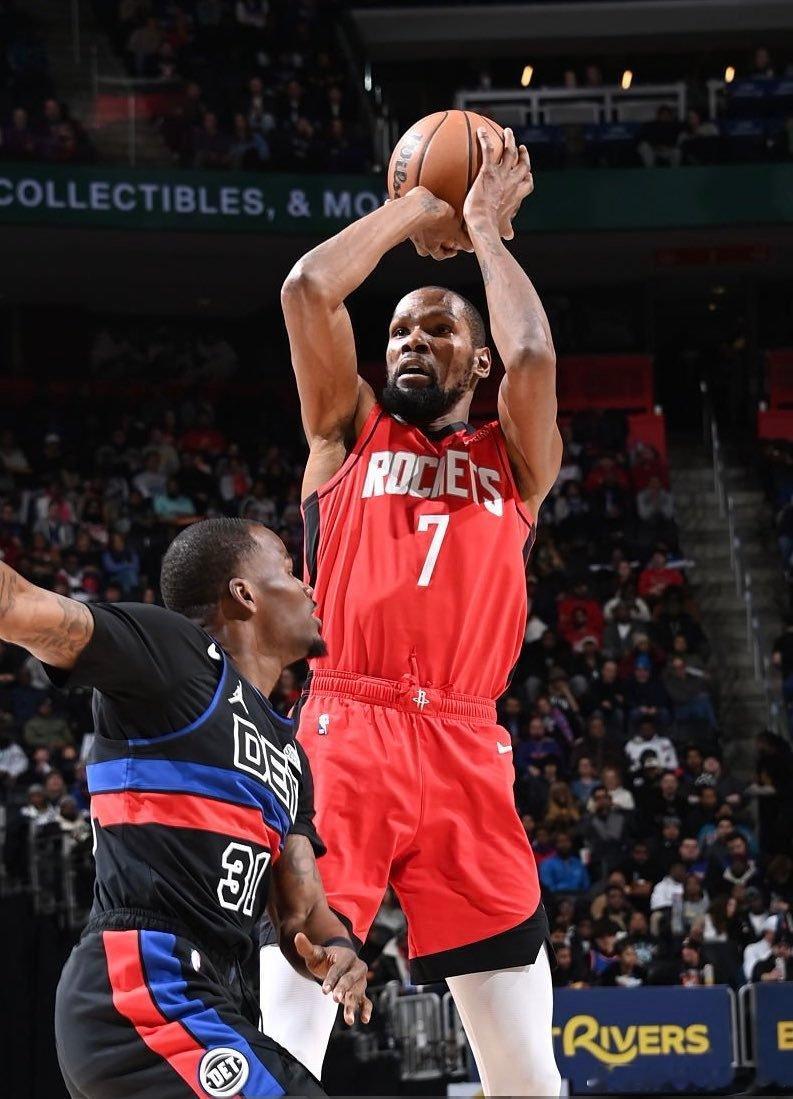 【高级牛马】凯文·杜兰特在过去2场比赛数据：▪️上场84分钟 ▪️砍下66分▪️