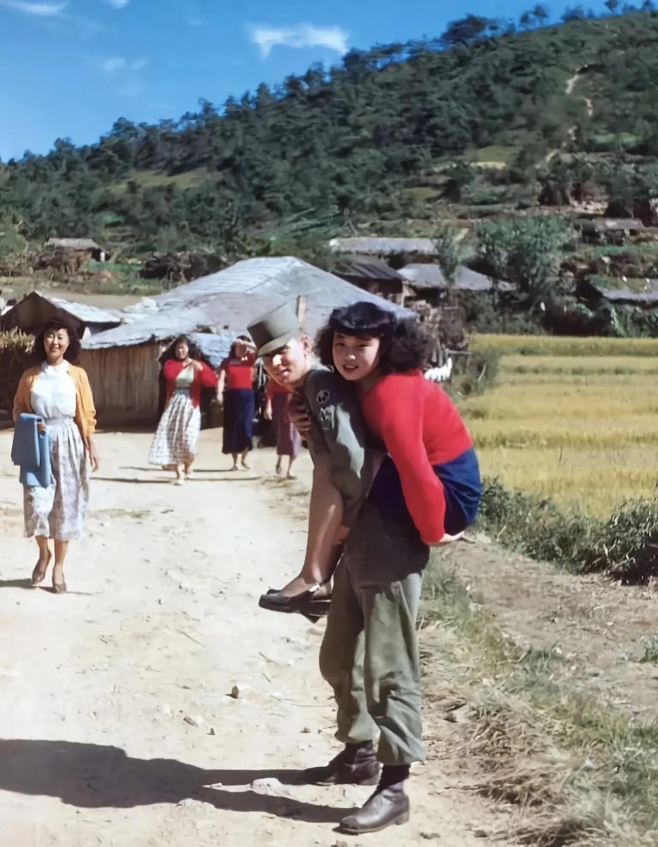 1959年的韩国，一名美军士兵背着自己的“女友”，两人面对镜头笑得灿烂。这个地方