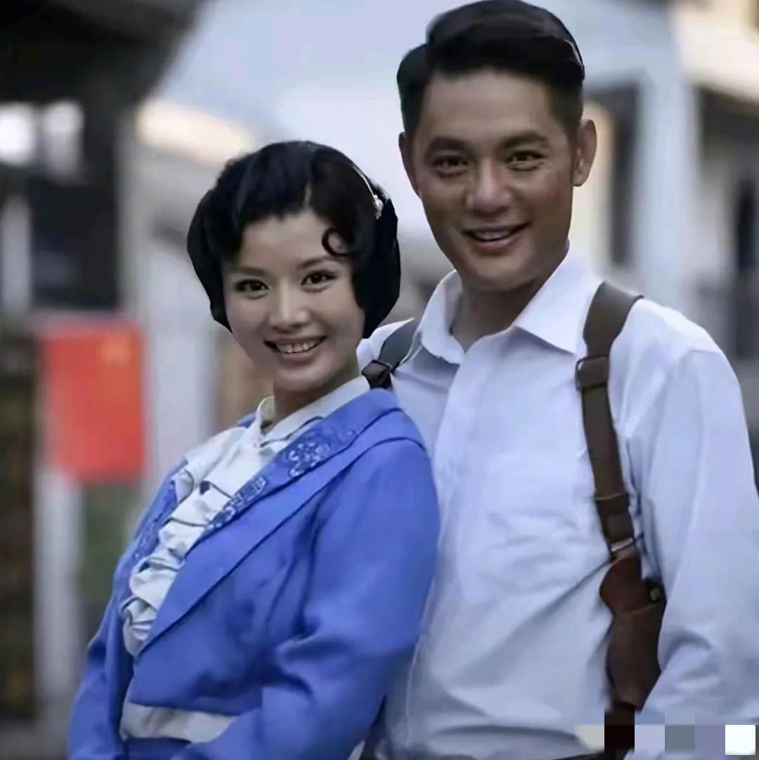 呀，原来傅程鹏的前妻程愫挺漂亮哈：柳眉杏眼，唇若红玉，齿如珠贝，鼻似秀峰，笑容甜