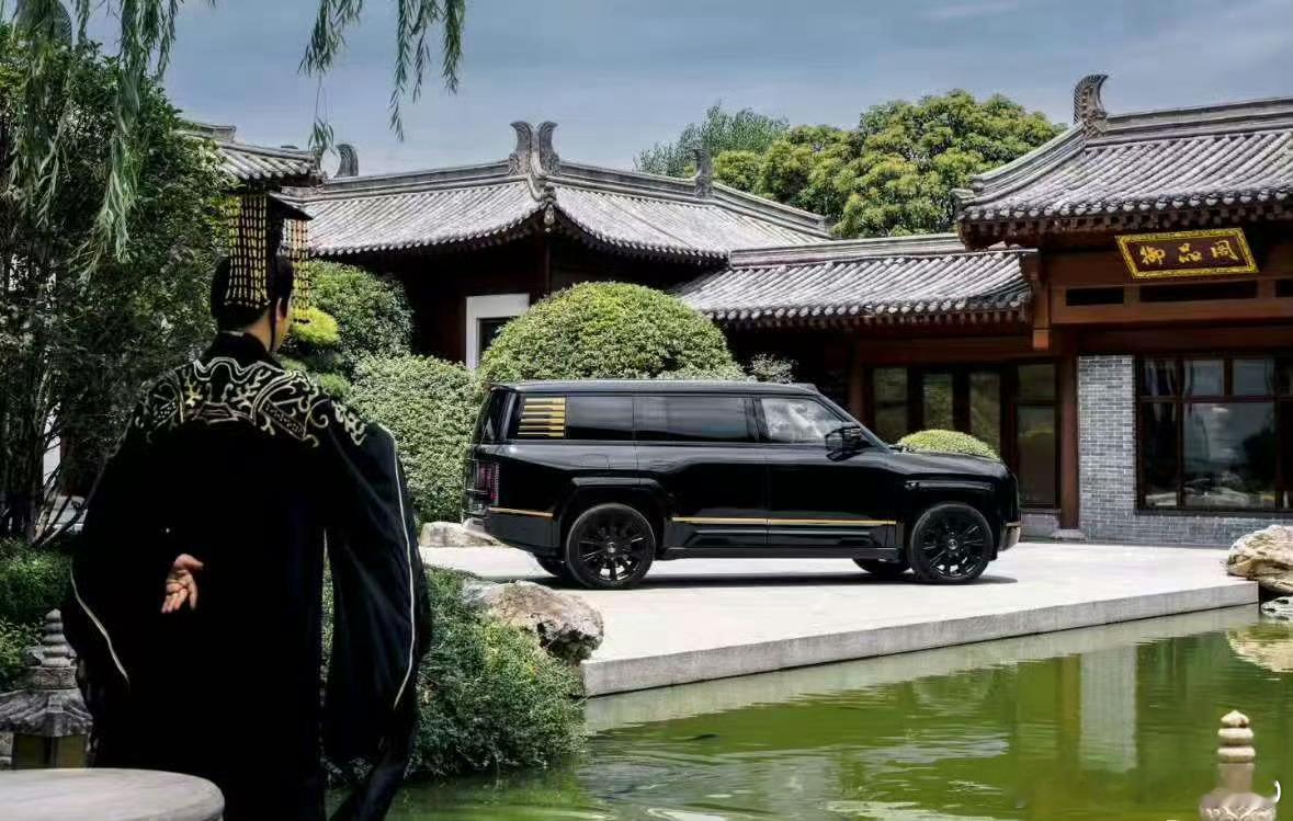 金色LOGO的仰望这身服化道，是要拍短剧了吗 ​​​