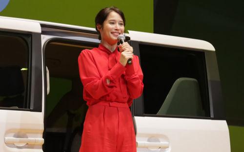 一群日本大男人围攻本国女演员，就因为她开了一台中国小车。
广濑爱丽丝被骂上热搜，