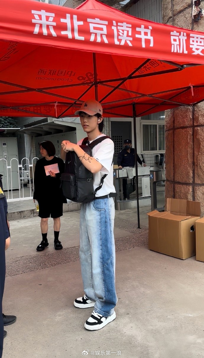 马柏全北电新生报道马柏全北电入学路透 北电新生小马来报到啦！[开学季]（cr.垂