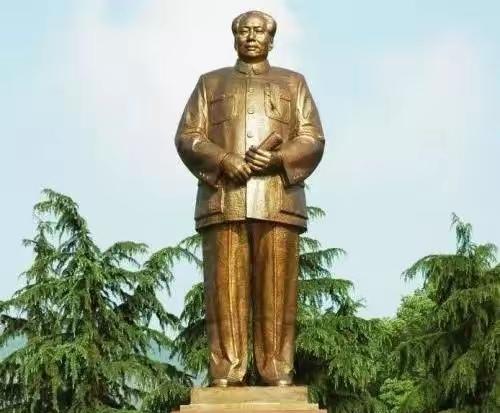 你知道吗？1993年毛主席铜像韶山揭幕时，三件“奇事”至今让人动容。
 
铜像从