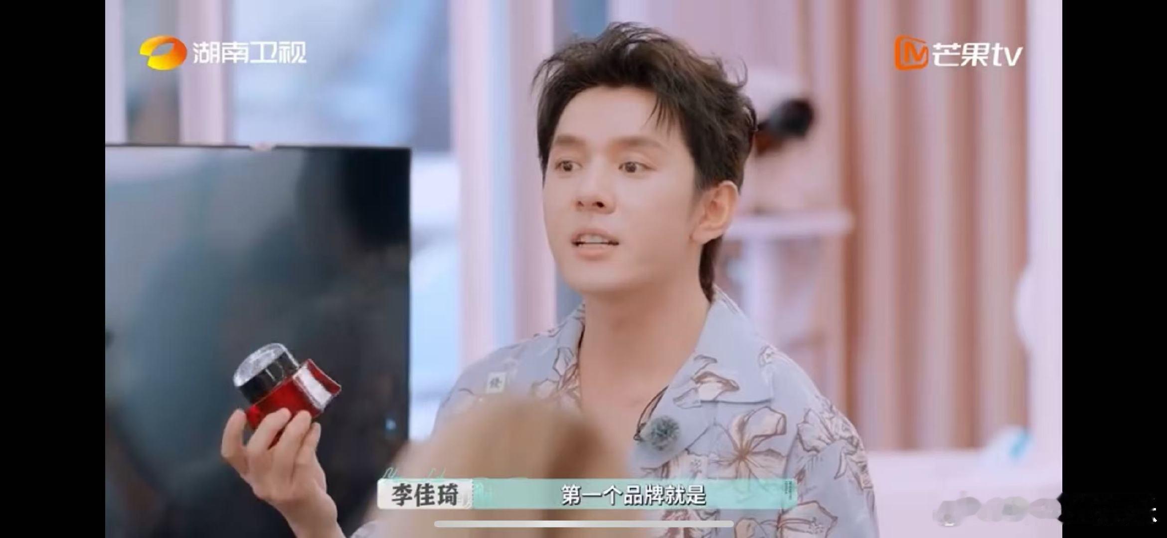 李佳琦专业对口了 巴黎合伙人的舞台上，李佳琦介绍精华液的正确使用步骤，手法和讲解