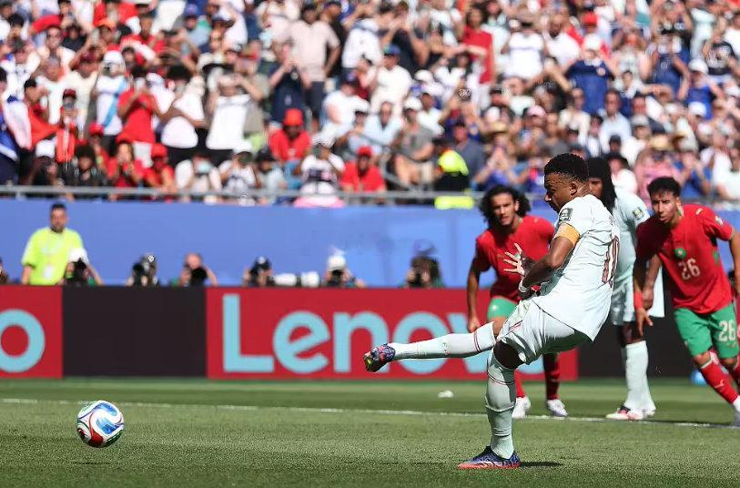 7月10日 世界杯1/4决赛，法国迎战摩洛哥。上半时比赛里，姆巴佩主罚点球被摩洛