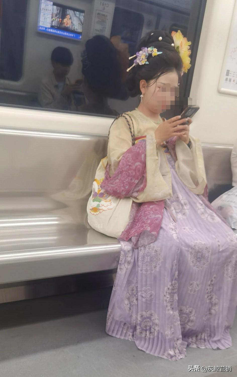 广州地铁上的古典美女，
我们的传统服饰值得发扬光大。
大家怎么看？