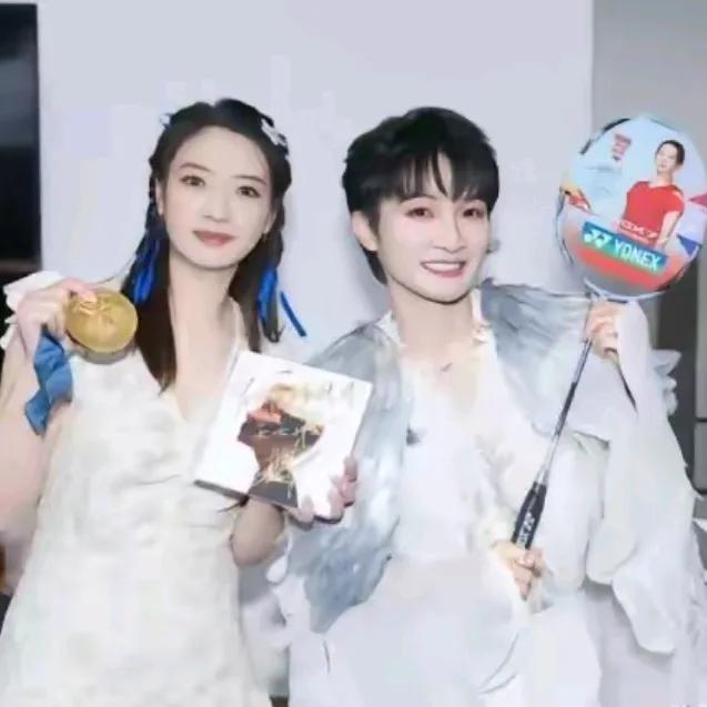 在巴黎奥运会上夺得金牌后，黄雅琼实现了她的小心愿——亲临周深的音乐盛会。她在社交
