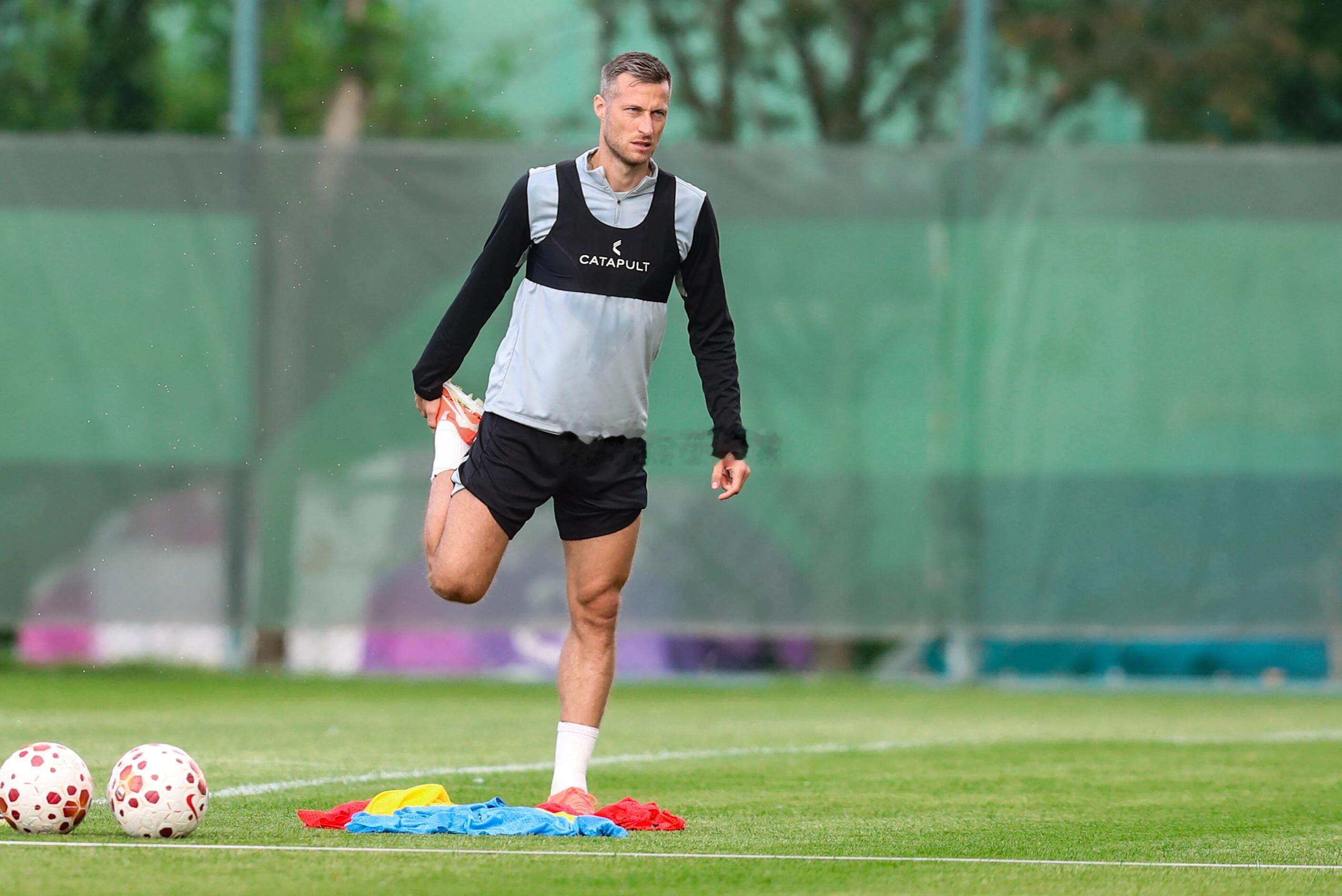 北京国安北京国安 斯帕吉奇更新社交媒体:“😎step by step” 