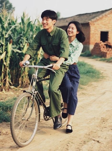 那年，阿哥当兵复员回来了，骑着自行车带着阿妹直往他家的玉米地里穿…
我带阿妹看风