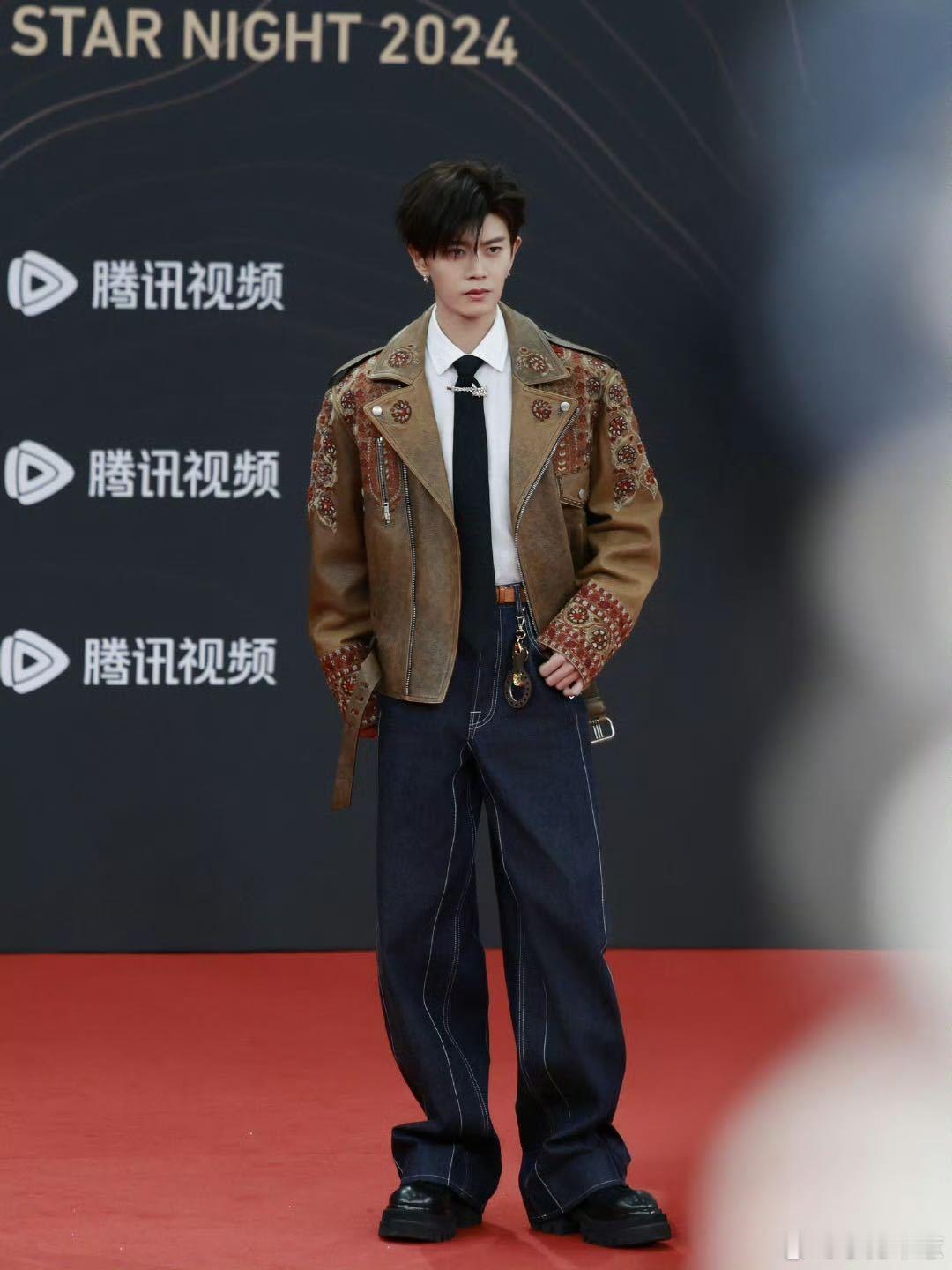 任嘉伦星光大赏年度品质艺人  嘉伦获年度品质艺人，以质为基铸角色灵魂，盼 202