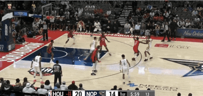 双鬼拍门！火箭内线犹如铜墙铁壁！
在今天NBA季前赛鹈鹕对阵火箭的第一节比赛中，