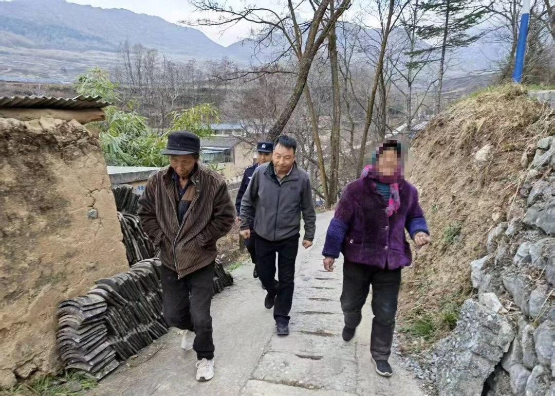 山区夜寻急救援 警民协力争分夺秒寻回患病老人
      【本报讯】（首席记者苏