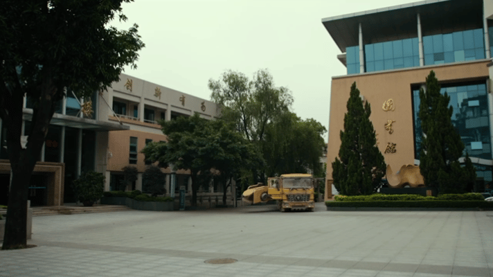 一代人有一代人的童年真人剧看到泥头车变怪物，瞬间被剧情的刺激感裹住了！ ​​​