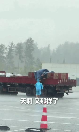 “该出手时就出手！”重庆，高速上突降大暴雨，夫妻俩就把车开到服务区打算等雨小了再