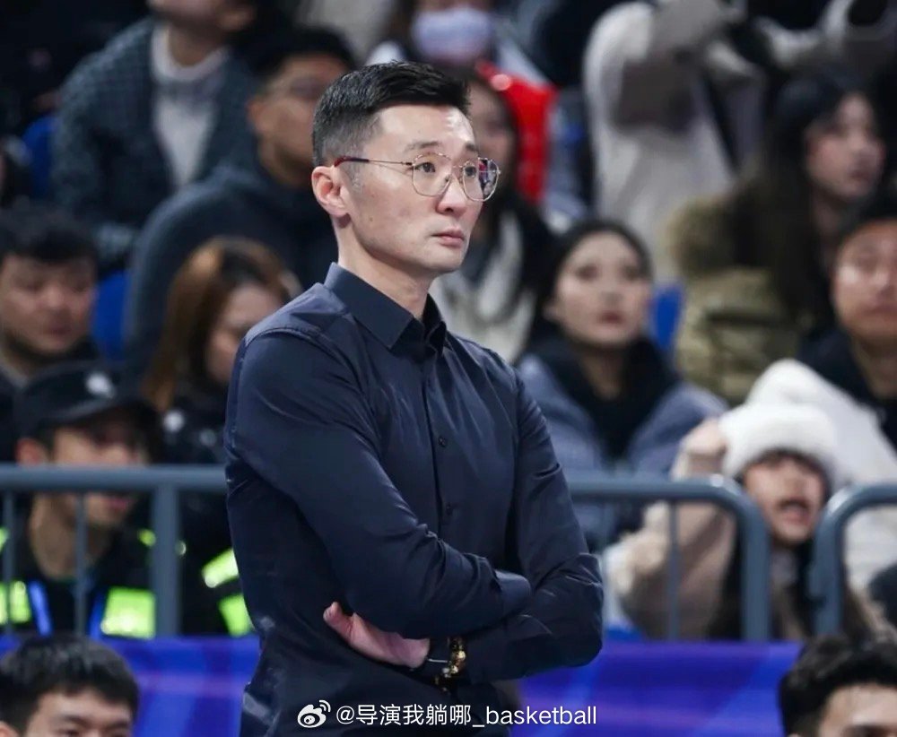 又下课一位，刘炜正式离任新疆广汇男篮主教练一职，新疆男篮本赛季战绩为3胜6负 
