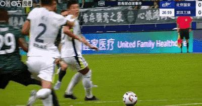 剧情来了，国安队僵持不下的时候，就会有红牌和点球！
主场对阵三镇的比赛，第32分