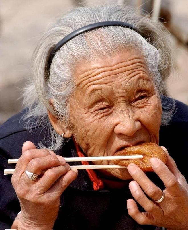 “中国长寿之母”于2025年元旦安详离世。1902年出生的林蛇母，膝下共有百余名