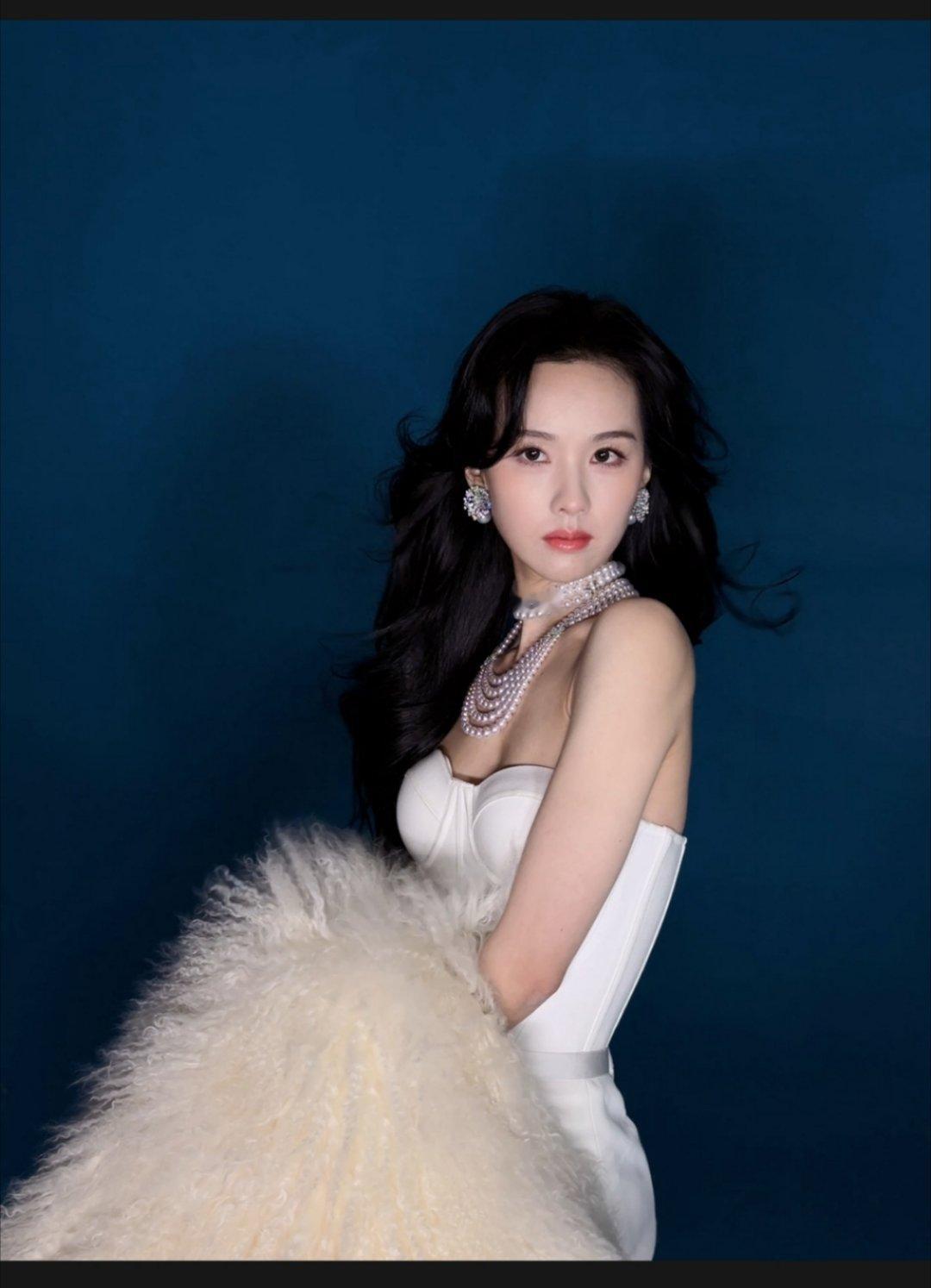 留洋归来的大小姐发现爸爸续弦娶了一个长的很像妈妈的女人 