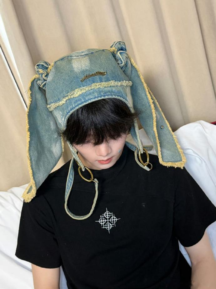 张函瑞垂耳兔张函瑞垂耳兔造型太戳人，软软的兔耳搭配乖巧的神态，满满的幼态氛围感。