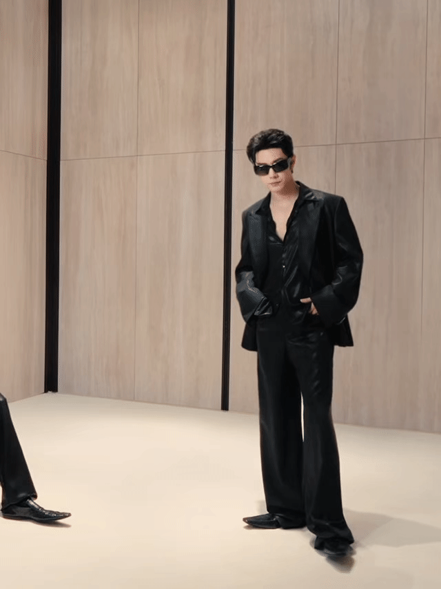 第一次见肖战穿这种类型的衣服，这种衣服比较难驾驭，大骨架，肌肉太大，个子不高，腰