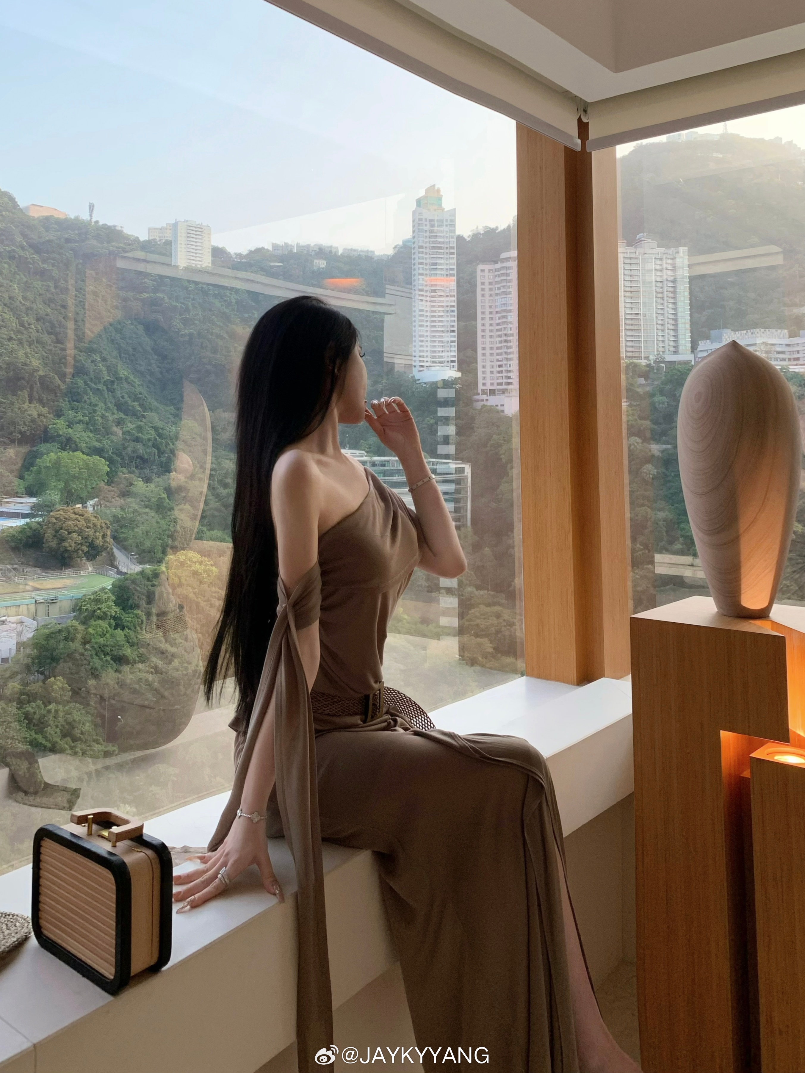 晚上好呀~再来透一个套装！一字肩➕斜肩➕半裙模特妹妹穿的是一字肩上衣哦 看你们喜