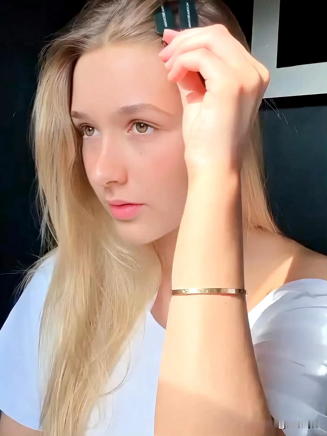 贝克汉女儿小七长大了！
美神降临✨✨✨
感觉昨天还是在纽约下雪天下车时吐舌头的小