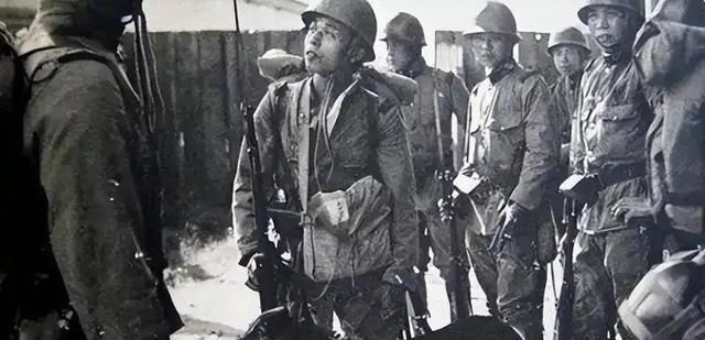1938年，两个女八路被日军包围，她们跑进 灌木丛 藏了起来。没多久，一群日本鬼