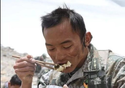 这脸上被强紫外线灼伤的军人照片，突然感动