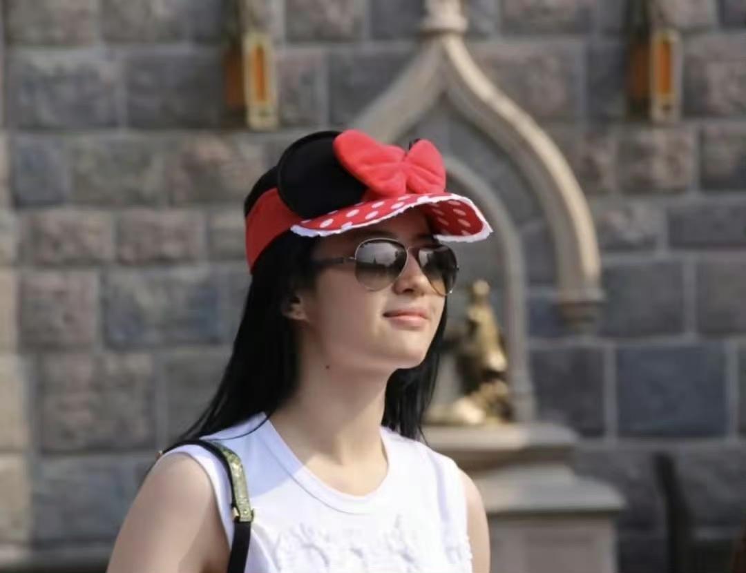 刘亦菲这身未曾公开亮相的造型真是让人眼前一亮，俏皮又灵动，洋溢着满满的可爱气息！