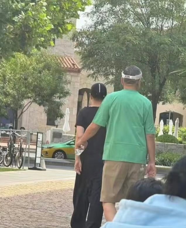 #宋丹丹一家六口阿那亚度假# 偶遇宋丹丹全家阿那亚度假，祖孙三代一同游玩，宋丹丹